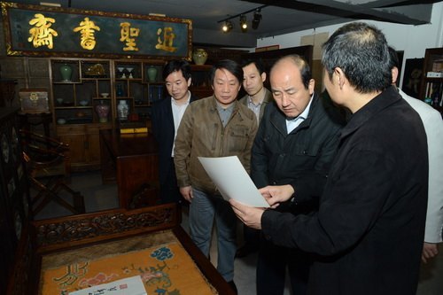 校領導看望藝術設計學院劉顯波教授