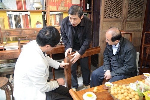 校領導看望藝術設計學院劉顯波教授