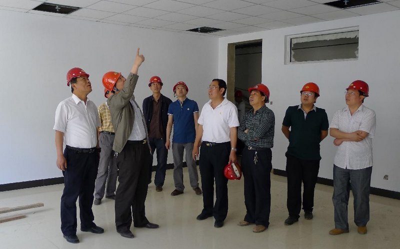 校領(lǐng)導深入南區(qū)教學樓工地協(xié)調(diào)指導工作