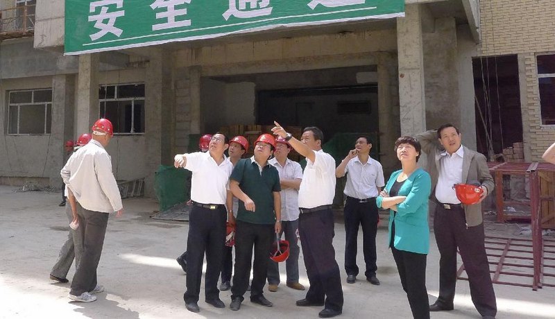 校領(lǐng)導深入南區(qū)教學樓工地協(xié)調(diào)指導工作