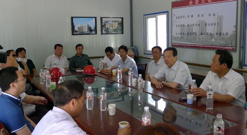 校領(lǐng)導深入南區(qū)教學樓工地協(xié)調(diào)指導工作
