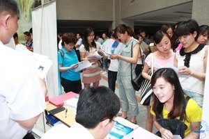 莒縣人民政府、濟南大學全面戰略合作簽字儀式暨人才招聘現場會在濟南大學舉行