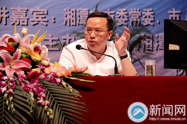 就業創業輔導講座與百家名企校園招聘為湘潭高校畢業生就業“支招搭架”