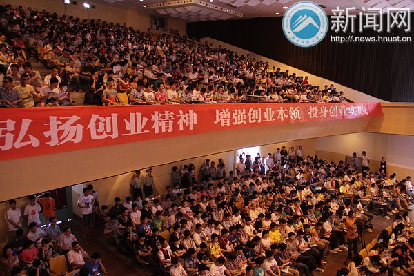 就業創業輔導講座與百家名企校園招聘為湘潭高校畢業生就業“支招搭架”