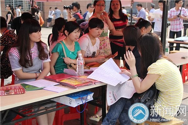 就業創業輔導講座與百家名企校園招聘為湘潭高校畢業生就業“支招搭架”