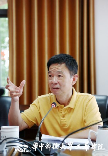 華中科技大學文華學院召開“完善周日晚點評制度”座談會