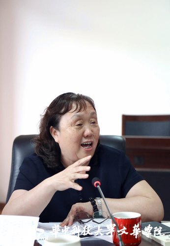 華中科技大學文華學院召開“完善周日晚點評制度”座談會