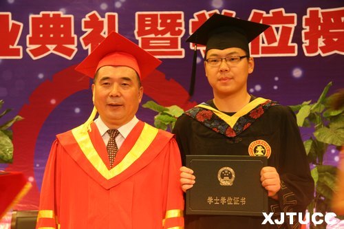 西安交通大學(xué)城市學(xué)院隆重舉行2013屆畢業(yè)典禮暨學(xué)位授予儀式