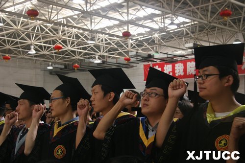 西安交通大學(xué)城市學(xué)院隆重舉行2013屆畢業(yè)典禮暨學(xué)位授予儀式