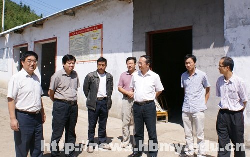 戴小明一行到黃鶴村檢查新農(nóng)村建設(shè)工作