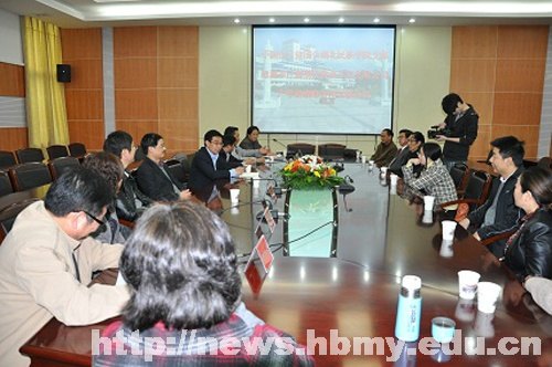 民建湖北民族學(xué)院支部與恩施巨鑫公司洽談校企合作