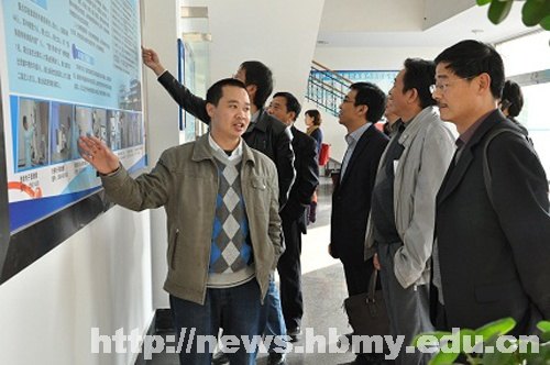 民建湖北民族學(xué)院支部與恩施巨鑫公司洽談校企合作