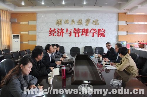 英國德比大學霍頓教授一行來湖北民族學院訪問