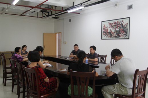 黃少琴調(diào)研員到圖書館進行調(diào)研