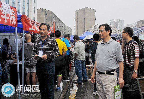 迎新首日 校領導冒雨視察迎新準備工作