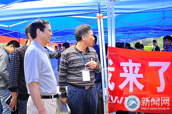 迎新首日 校領導冒雨視察迎新準備工作