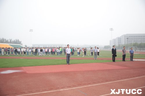 西安交大城市學院舉行2013級新生升旗儀式