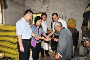 學校組織黨員干部聯(lián)系困難家庭