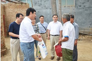 學校組織黨員干部聯(lián)系困難家庭