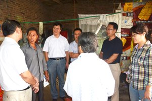 學校組織黨員干部聯(lián)系困難家庭