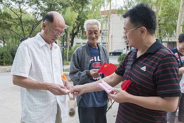 離退休工作處組織“慶佳節(jié),賞清荷”健步走活動(dòng)