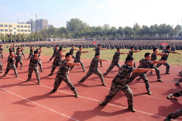 鄭州職業(yè)技術(shù)學(xué)院隆重舉行2013級(jí)新生開(kāi)學(xué)典禮暨軍訓(xùn)總結(jié)大會(huì)