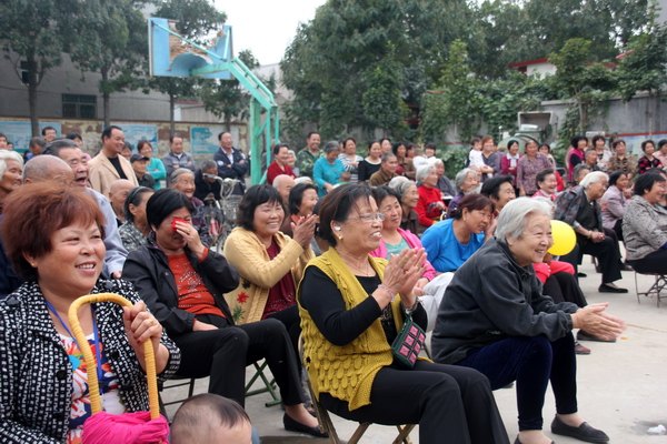 鄭州職業(yè)技術(shù)學院組織大學生到豫龍鎮(zhèn)二十里鋪村進行“文明單位結(jié)對幫扶”文藝匯演