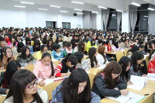 何福全副書(shū)記為入黨積極分子授黨課