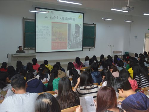 云南師范大學(xué)商學(xué)院2013年入黨積極分子培訓(xùn)班開(kāi)班