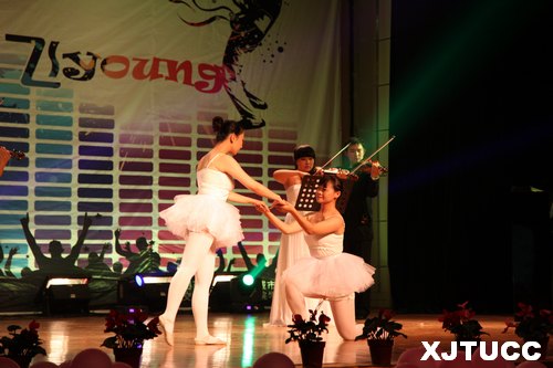 BwyoungͨW(xu)ЌW(xu)Ժ2013ӭAMĻ