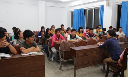 【一面旗幟】給自己樹一面旗幟 關工委成員為學生黨員上黨課