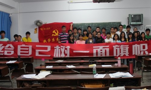 【一面旗幟】給自己樹一面旗幟 關工委成員為學生黨員上黨課
