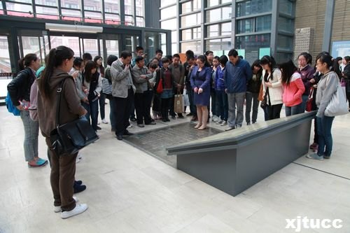 西安交通大學(xué)城市學(xué)院愛國主義教育暨教學(xué)實(shí)驗(yàn)基地掛牌儀式隆重舉行