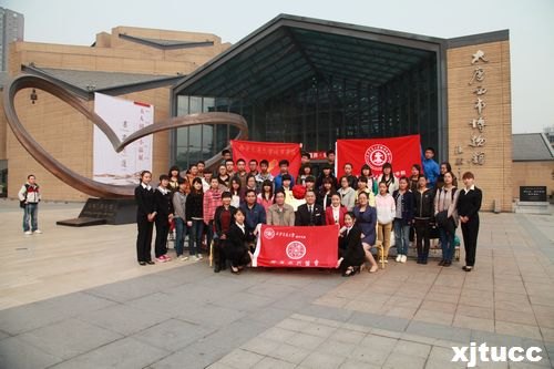 西安交通大學(xué)城市學(xué)院愛國主義教育暨教學(xué)實(shí)驗(yàn)基地掛牌儀式隆重舉行