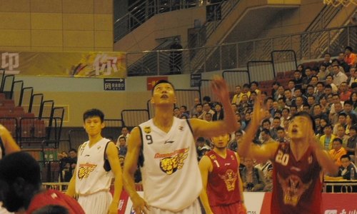 【一面旗幟】體育系學生為CBA籃球賽開展志愿者服務