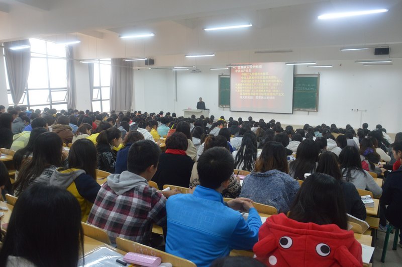 中央馬克思主義理論研究和建設(shè)工程專家陳路教授蒞臨云南師范大學(xué)商學(xué)院授黨課