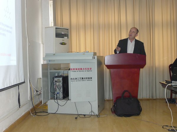 法國國家科學研究院Yves Queneau教授來武漢工程大學講學