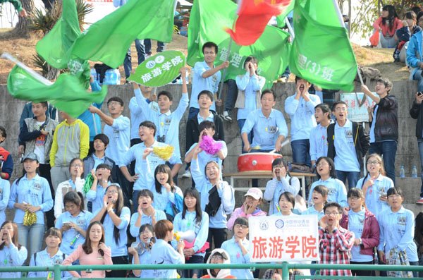 默默無(wú)聞的參與者——校運(yùn)會(huì)現(xiàn)場(chǎng)工作人員側(cè)記