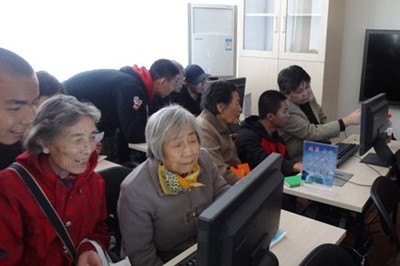 信息學(xué)院黨員走進(jìn)社區(qū)開展計(jì)算機(jī)培訓(xùn)