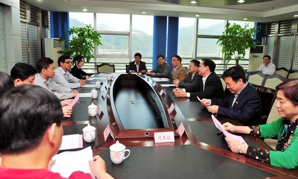 新加坡駐廈門總領事羅德杰一行來校參訪