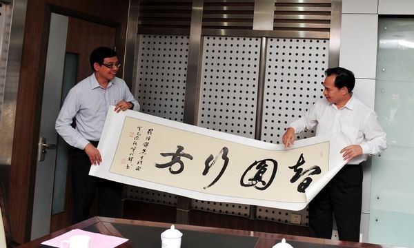 新加坡駐廈門總領事羅德杰一行來校參訪