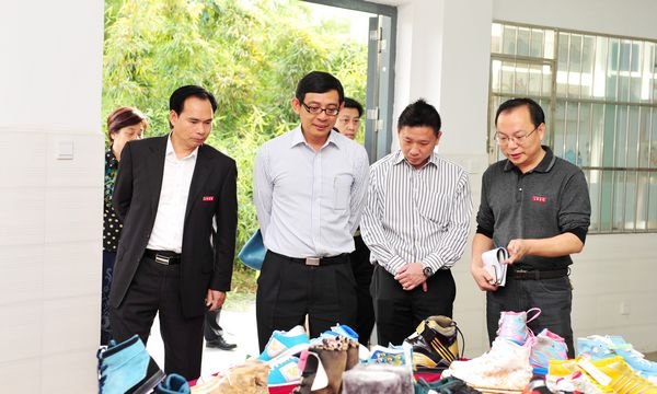 新加坡駐廈門總領事羅德杰一行來校參訪
