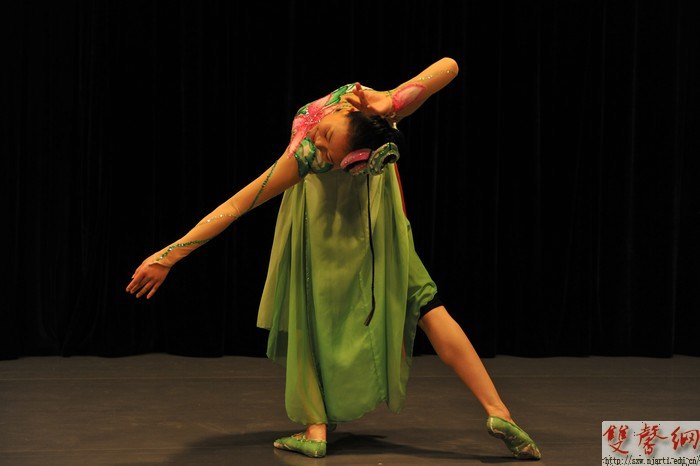 【視頻】古心個(gè)人舞蹈作品專(zhuān)場(chǎng)演出獲好評(píng)