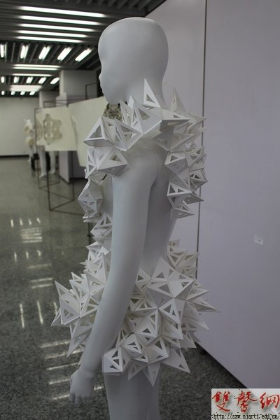 設(shè)計學(xué)院舉辦服裝設(shè)計專業(yè)實驗性課程作品展