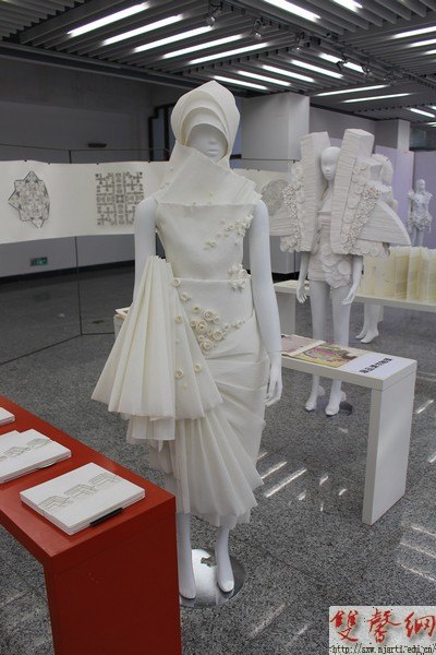 設(shè)計學(xué)院舉辦服裝設(shè)計專業(yè)實驗性課程作品展