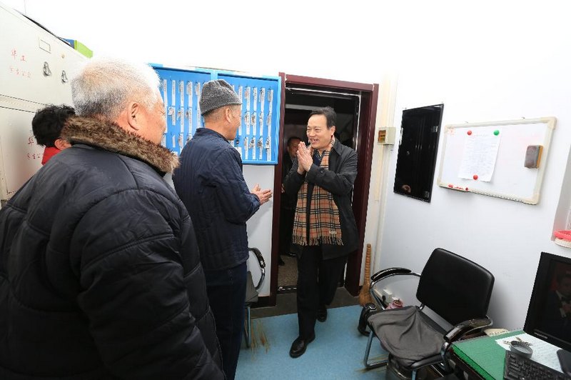校領導春節期間看望慰問在崗職工和留校學生