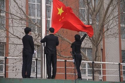 學(xué)校舉行新學(xué)期升國(guó)旗儀式