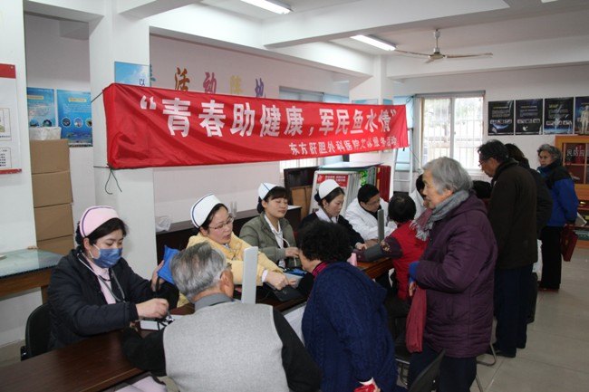 “青春助健康 軍民魚水情”——東方肝膽外科醫(yī)院學雷鋒活動走進安亭