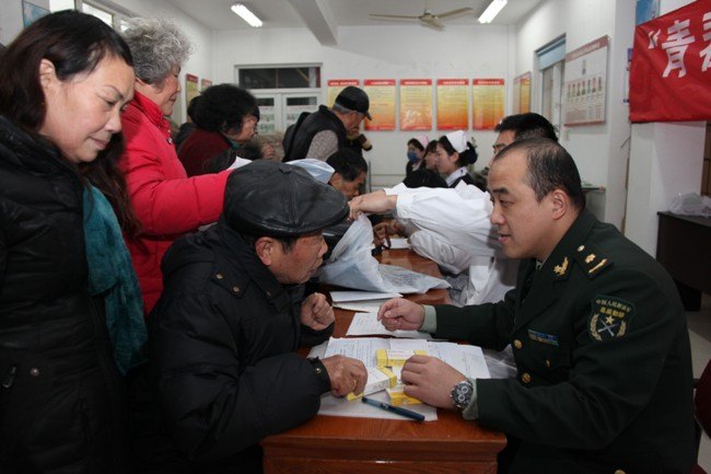 “青春助健康 軍民魚水情”——東方肝膽外科醫(yī)院學雷鋒活動走進安亭