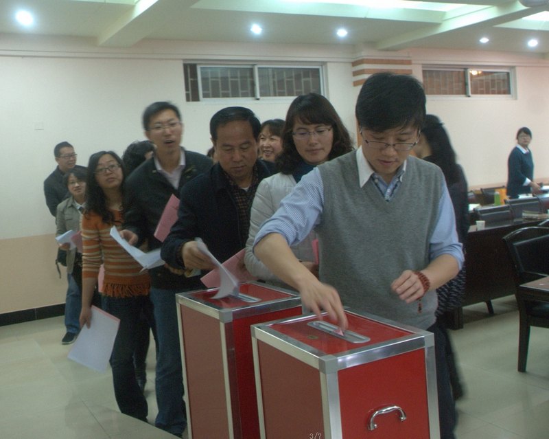 云南師范大學(xué)商學(xué)院召開黨風(fēng)廉政建設(shè)和黨的群眾路線教育實踐活動總結(jié)大會
